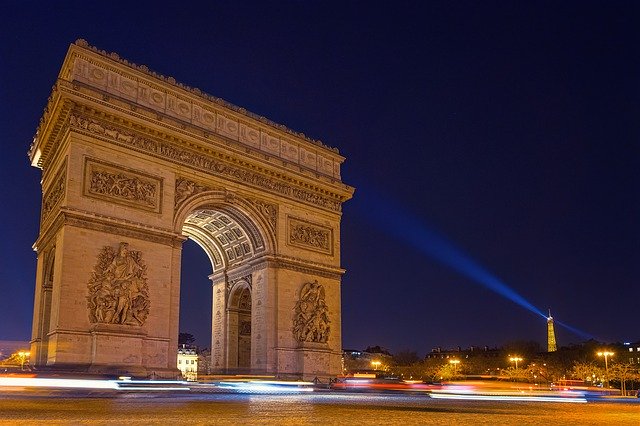 beleuchteter "Arc de Triomphe" in Paris bei Nacht