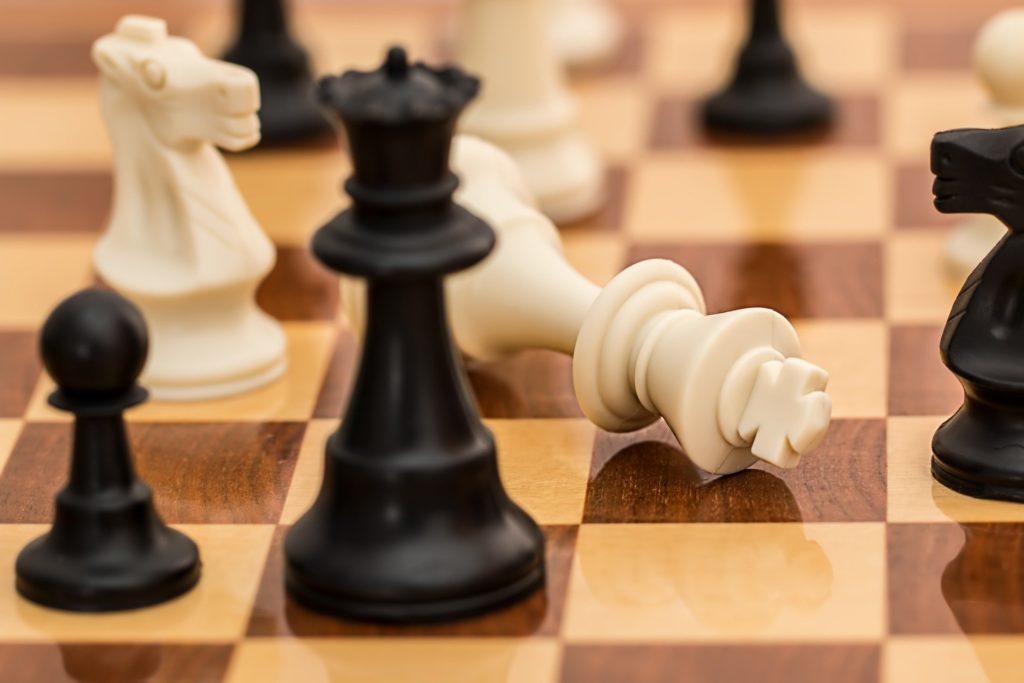 Schachspiel mit umgekippter weiÃŸem KÃ¶nig