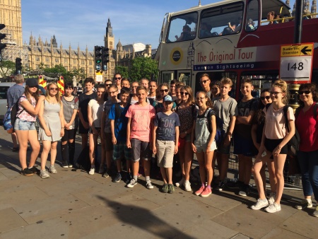 Gruppenfoto in London vor einem Doppeldeckerbus