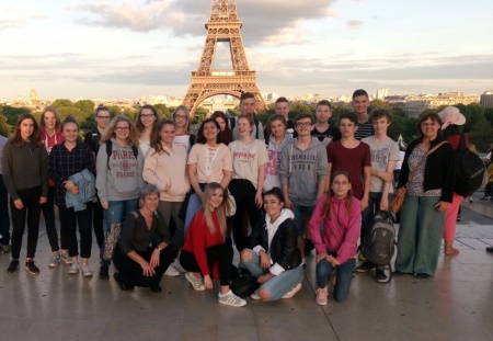SchÃ¼lergruppenfoto vor dem Eiffelturm in Paris