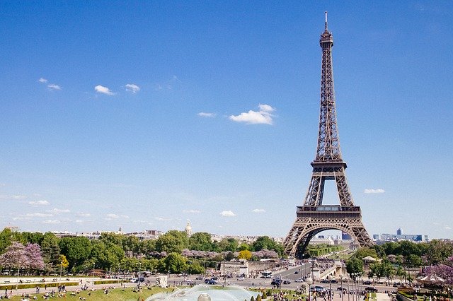 Der Eiffelturm mit blauem Himmel