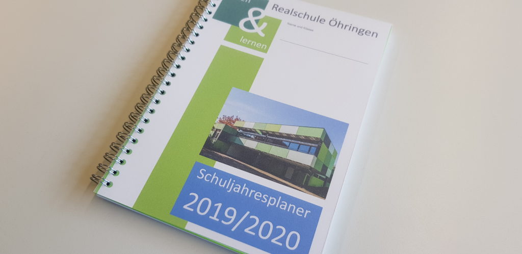 Schuljahresplaner der Realschule Ã–hringen, auf dem Cover ist das SchulgebÃ¤ude zu sehen sowie das zum Zeitpunkt aktuelle Schuljahr 2019/202 als Schriftzug.
