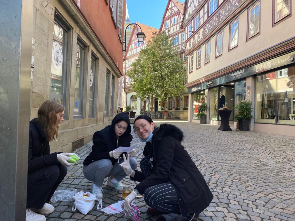 SchÃ¼lerinnen beim Reinigen von Stolpersteinen in der Ã–hringer Altstadt