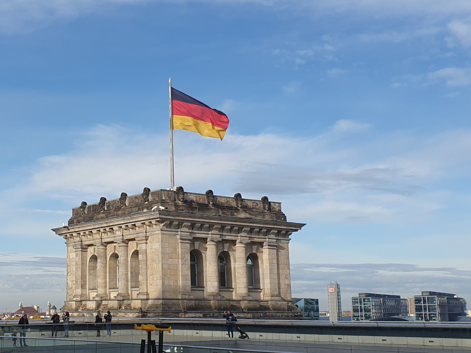 Auf der Terrasse des Reichstagsgebäudes, im Hintergrund die Deutschlandflagge