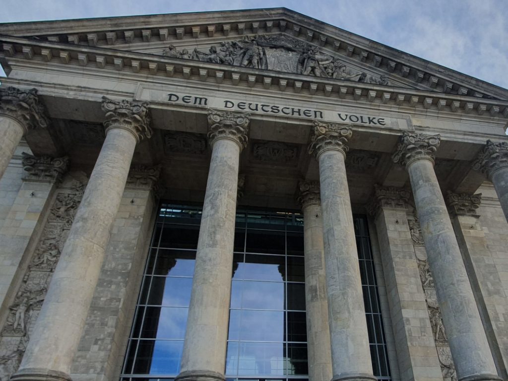 Frontansicht des Reichstagsgebäude mit der Beschriftung "Dem Deutschen Volke"