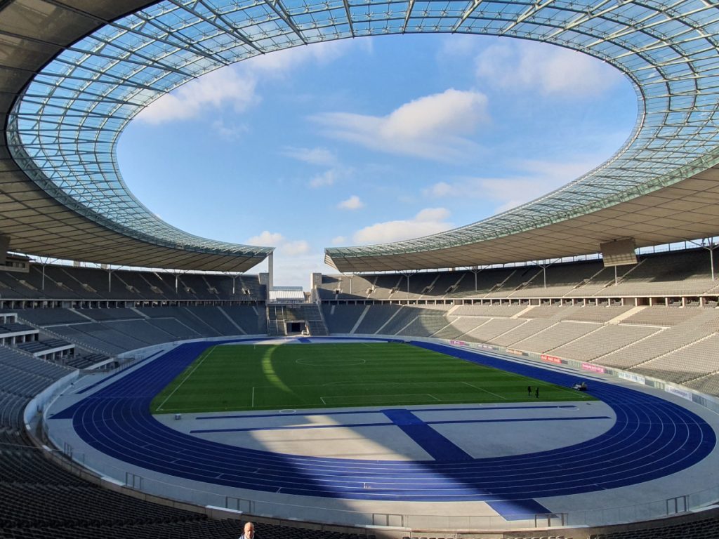 Innenansicht des Olympiastadions in Berlin bei blauem Himmel